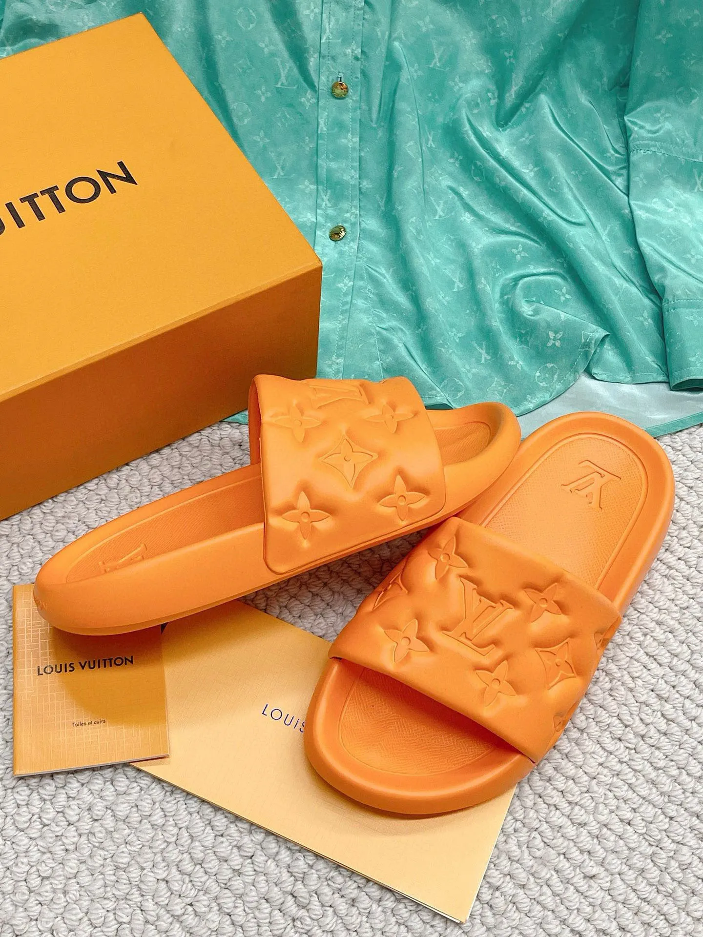 Factory price: 260💰【𝐋𝐕 Slippers】▪️Shoe size: Men's 38-45 ▪️Packaging: Counter top quality~original packaging 𝟐𝟎𝟐3 Louis Vuitton counter's new embossed slippers, L's monogram embossed slippers, Waterfront sandals are back, the upper buckle is embossed with LV's iconic Monogram pattern. Made of waterproof rubber with a comfortable and resilient insole. The lightweight, flexible outsole is embossed with the Louis Vuitton logo. ▪️Fabric: Original molded rubber foam surface ▪️Technology: embossed logo ▪️Sole: Original molded rubber foam outsole ▪️Sole thickness: 3CM.